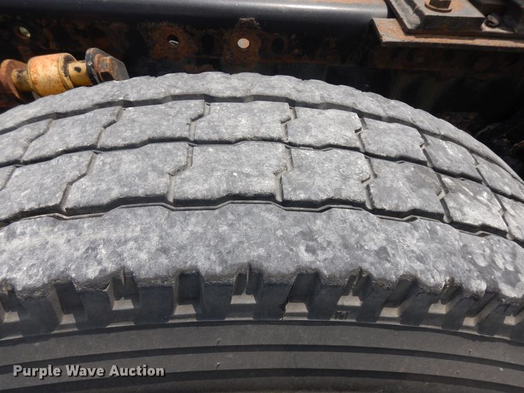 image for item KU9397 2005 Freightliner Columbia 120  semi truck