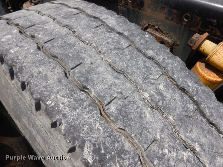 image for item KU9397 2005 Freightliner Columbia 120  semi truck