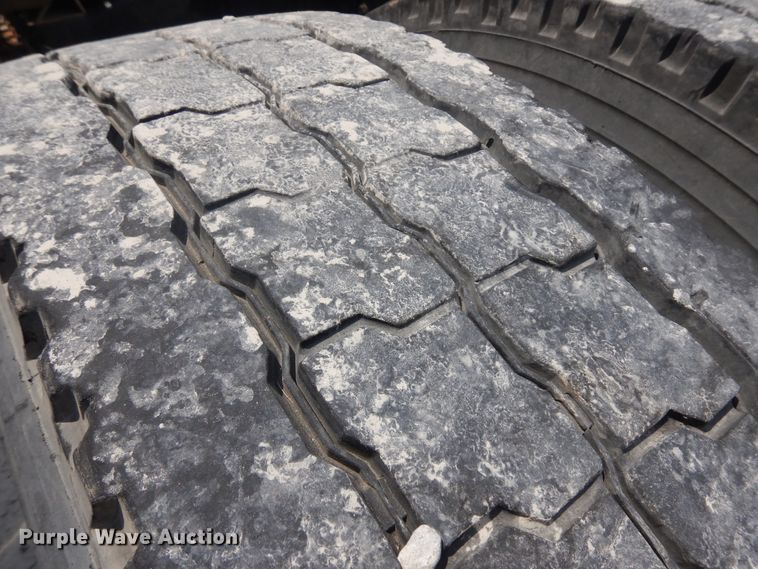 image for item KU9397 2005 Freightliner Columbia 120  semi truck