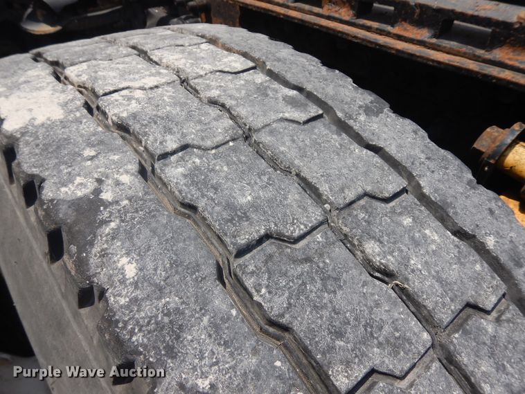 image for item KU9397 2005 Freightliner Columbia 120  semi truck