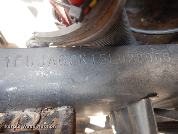 image for item KU9397 2005 Freightliner Columbia 120  semi truck