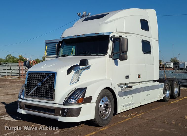 image for item L1251 2003 Volvo VNL  semi truck