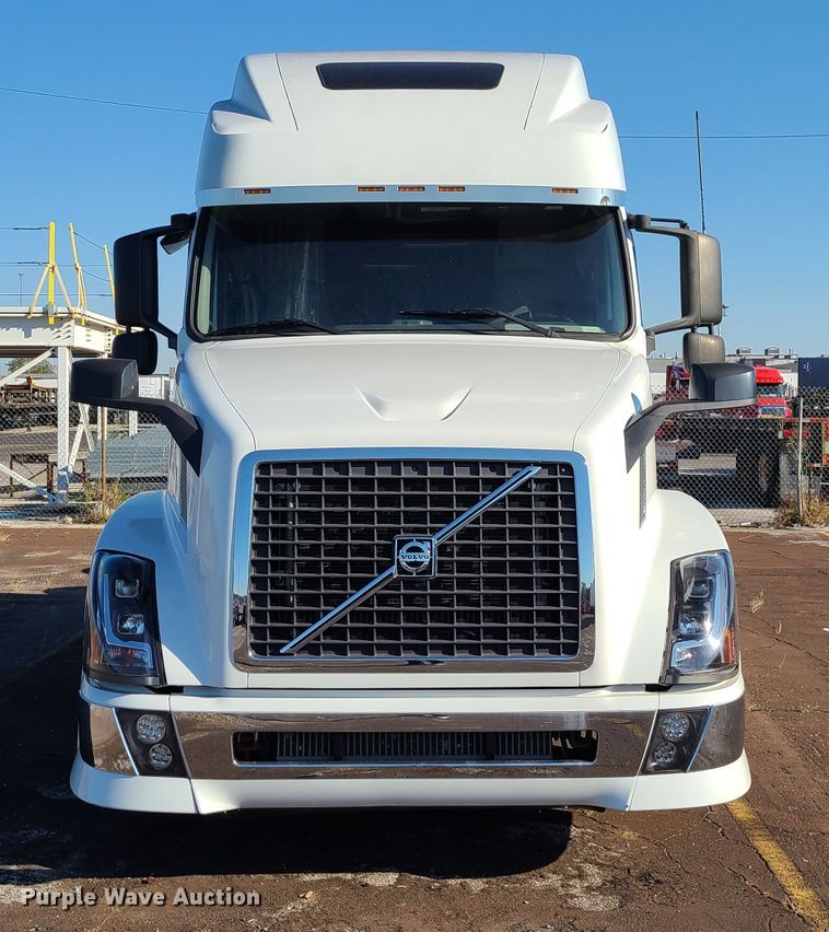 image for item L1251 2003 Volvo VNL  semi truck