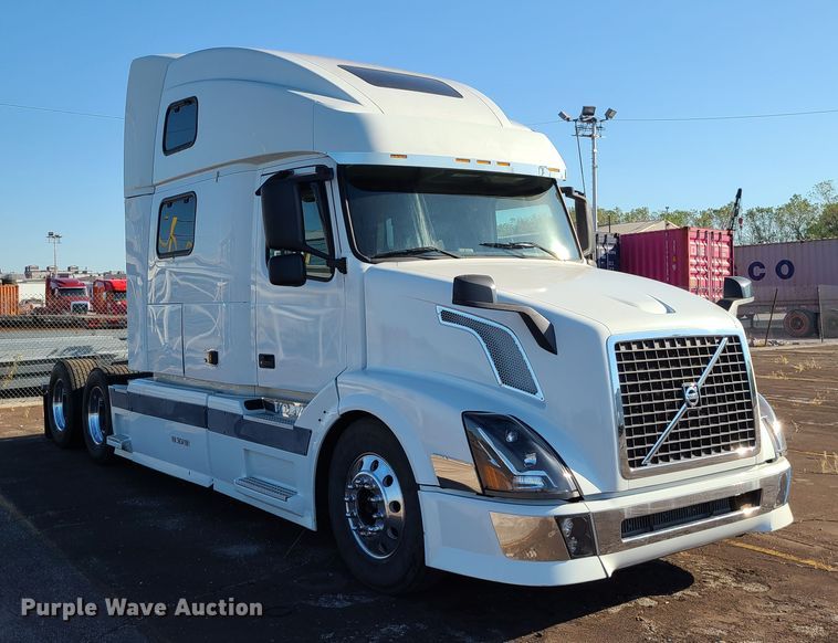 image for item L1251 2003 Volvo VNL  semi truck