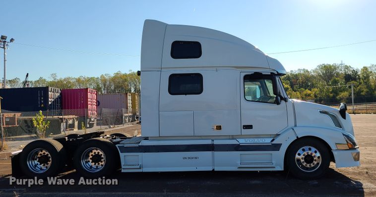 image for item L1251 2003 Volvo VNL  semi truck