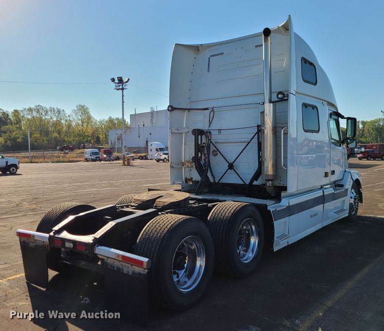 image for item L1251 2003 Volvo VNL  semi truck