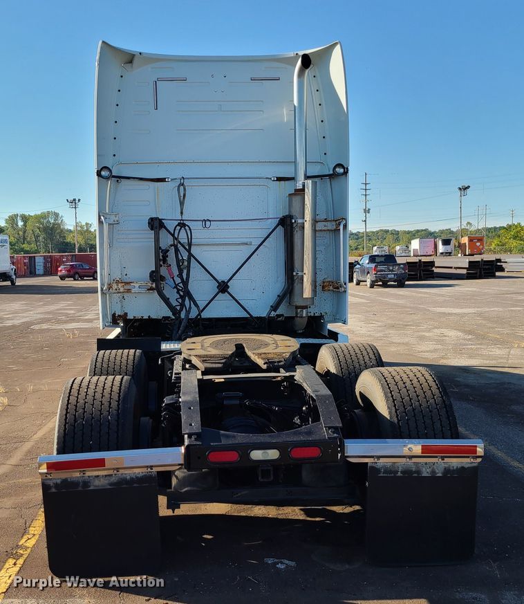 image for item L1251 2003 Volvo VNL  semi truck