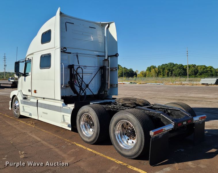 image for item L1251 2003 Volvo VNL  semi truck