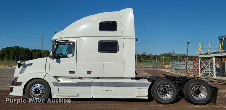 image for item L1251 2003 Volvo VNL  semi truck