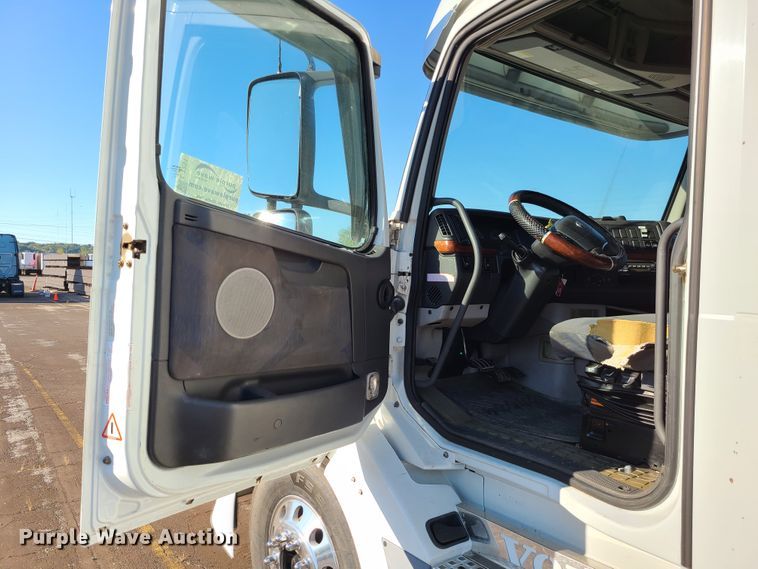 image for item L1251 2003 Volvo VNL  semi truck