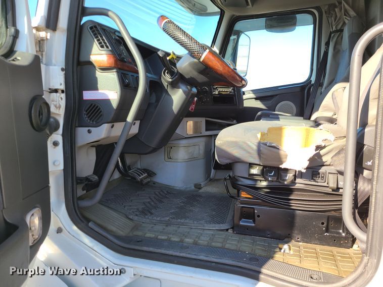 image for item L1251 2003 Volvo VNL  semi truck