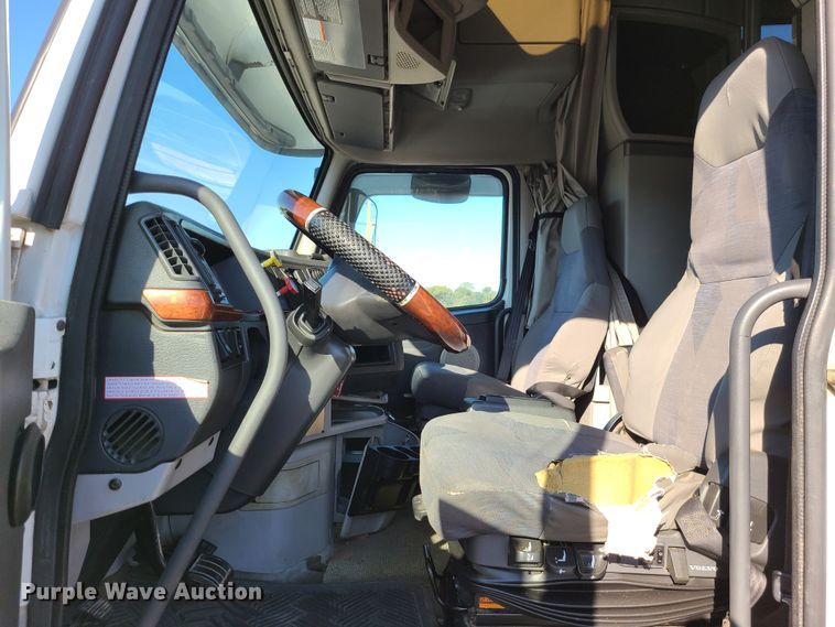 image for item L1251 2003 Volvo VNL  semi truck