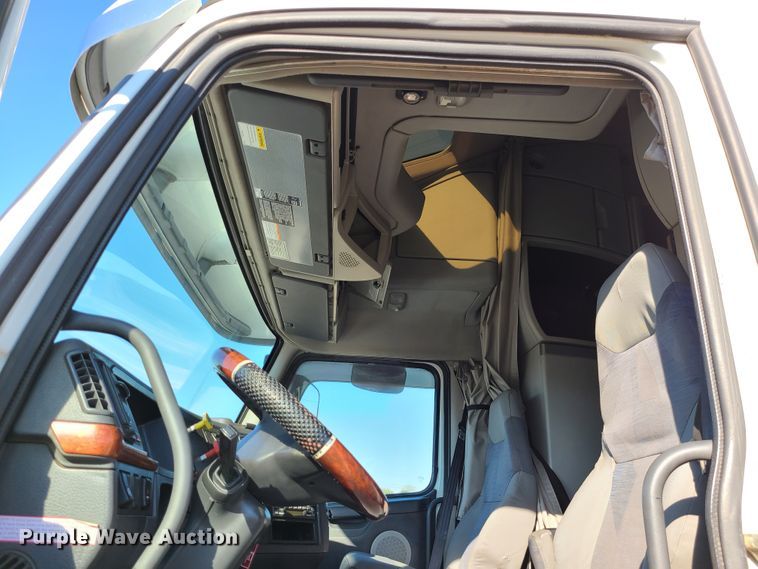 image for item L1251 2003 Volvo VNL  semi truck