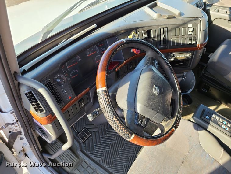 image for item L1251 2003 Volvo VNL  semi truck