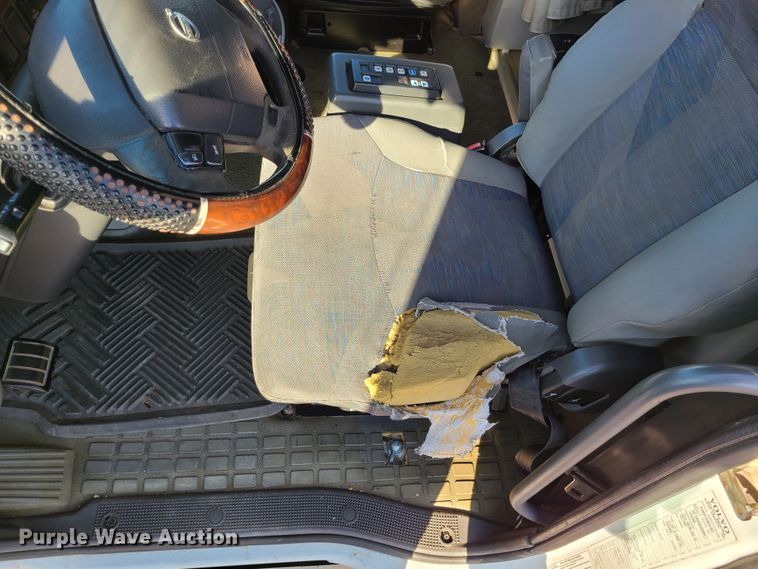 image for item L1251 2003 Volvo VNL  semi truck