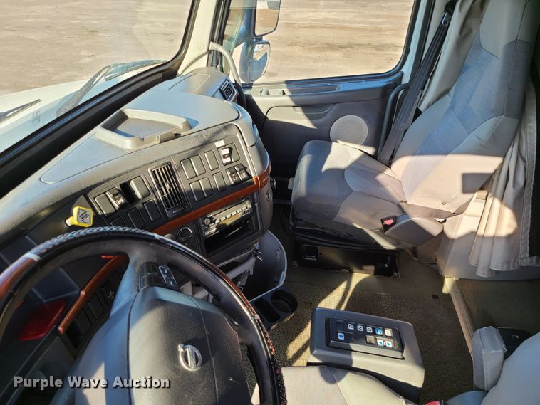 image for item L1251 2003 Volvo VNL  semi truck