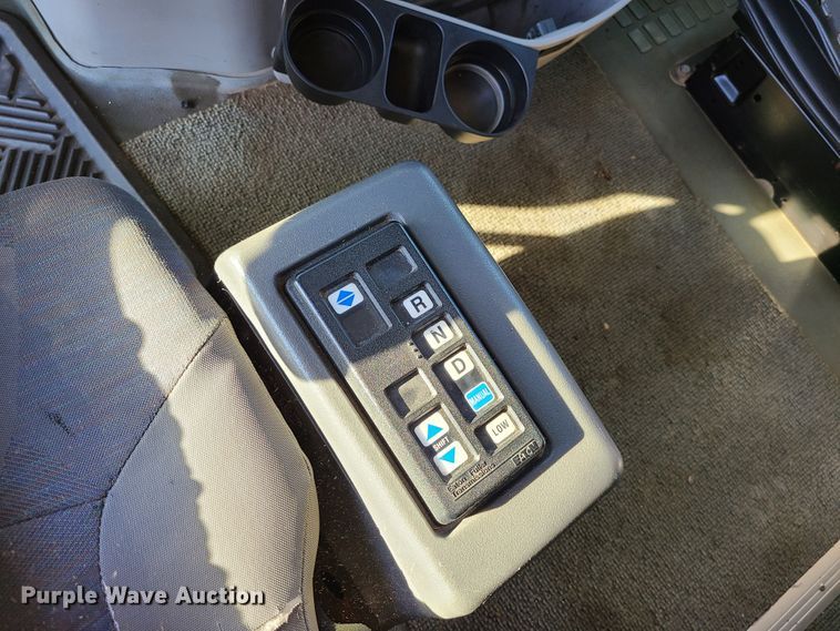 image for item L1251 2003 Volvo VNL  semi truck