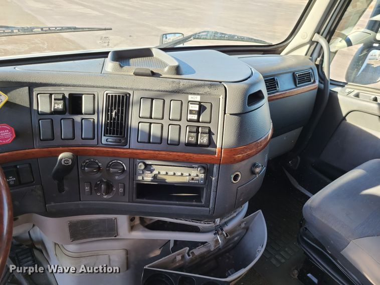 image for item L1251 2003 Volvo VNL  semi truck