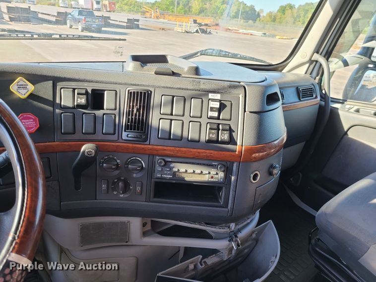 image for item L1251 2003 Volvo VNL  semi truck