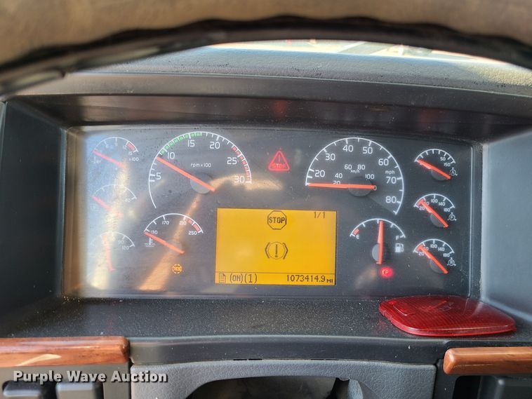 image for item L1251 2003 Volvo VNL  semi truck