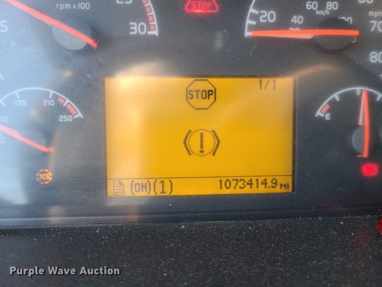 image for item L1251 2003 Volvo VNL  semi truck