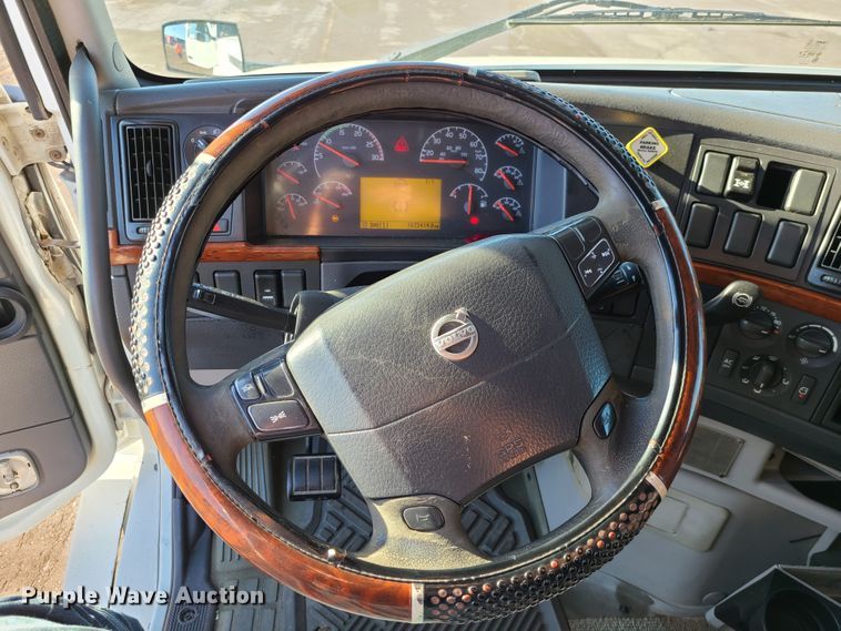 image for item L1251 2003 Volvo VNL  semi truck