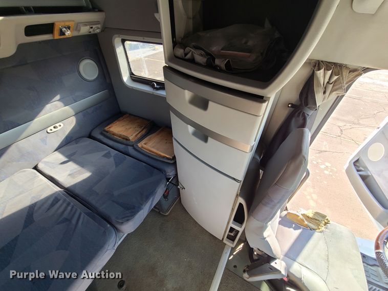 image for item L1251 2003 Volvo VNL  semi truck