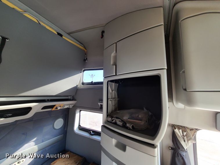 image for item L1251 2003 Volvo VNL  semi truck