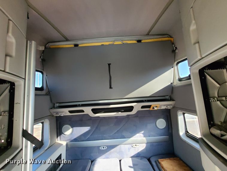 image for item L1251 2003 Volvo VNL  semi truck