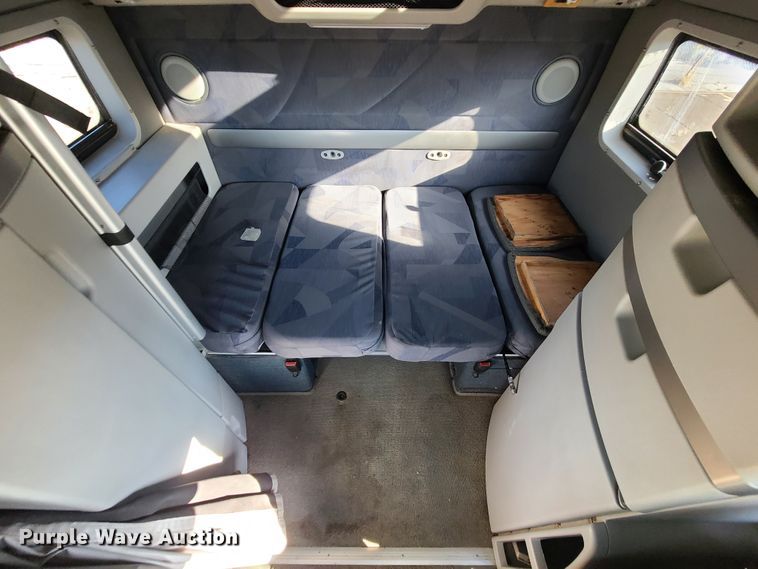 image for item L1251 2003 Volvo VNL  semi truck