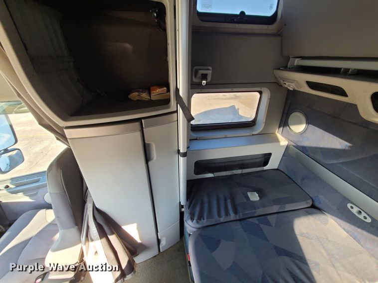 image for item L1251 2003 Volvo VNL  semi truck