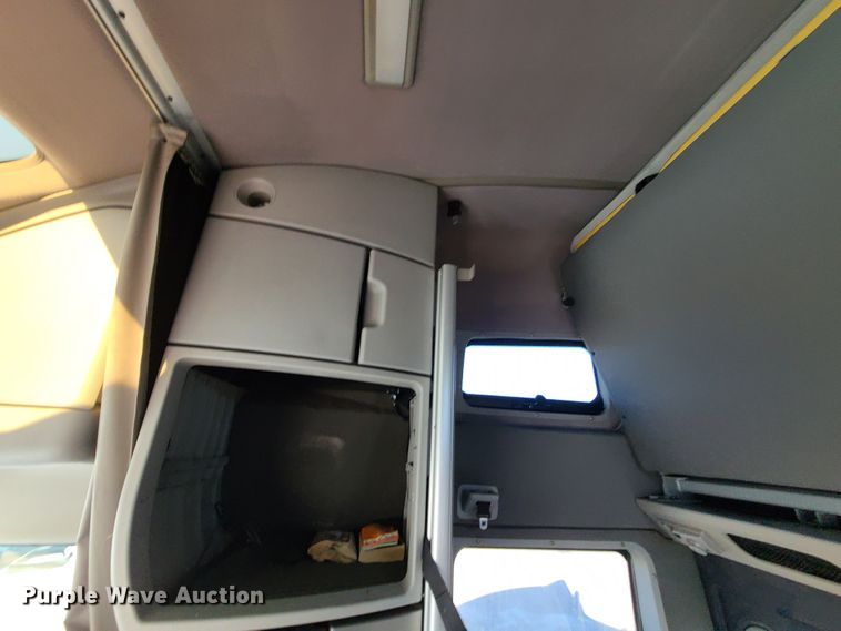 image for item L1251 2003 Volvo VNL  semi truck