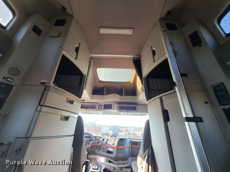 image for item L1251 2003 Volvo VNL  semi truck