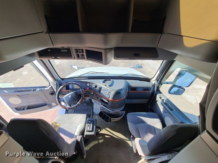 image for item L1251 2003 Volvo VNL  semi truck