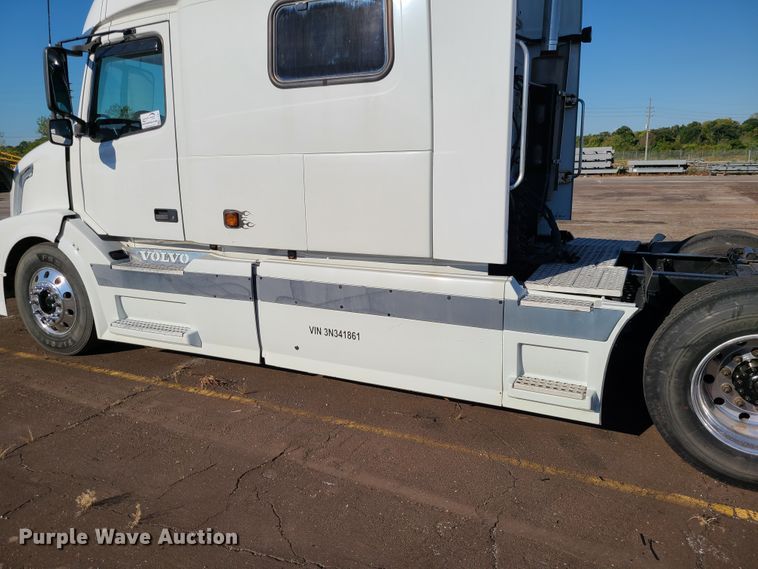 image for item L1251 2003 Volvo VNL  semi truck