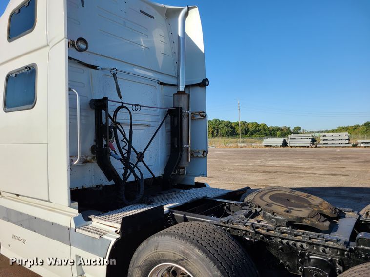 image for item L1251 2003 Volvo VNL  semi truck