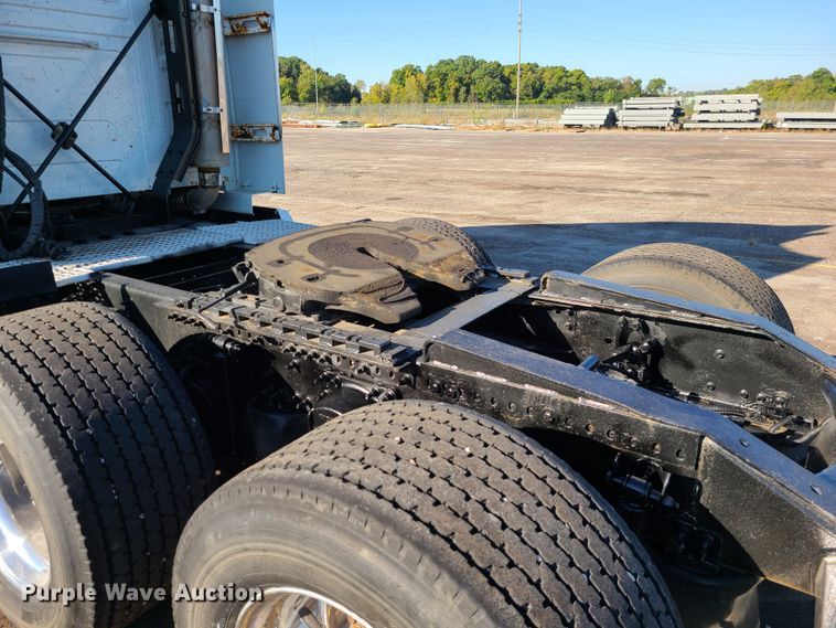 image for item L1251 2003 Volvo VNL  semi truck