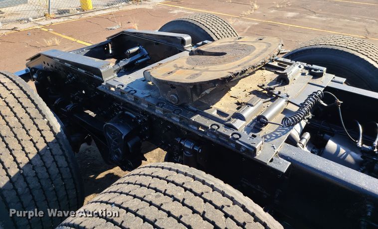 image for item L1251 2003 Volvo VNL  semi truck