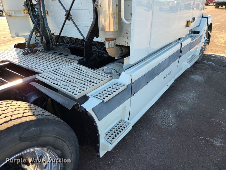 image for item L1251 2003 Volvo VNL  semi truck