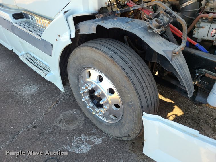 image for item L1251 2003 Volvo VNL  semi truck