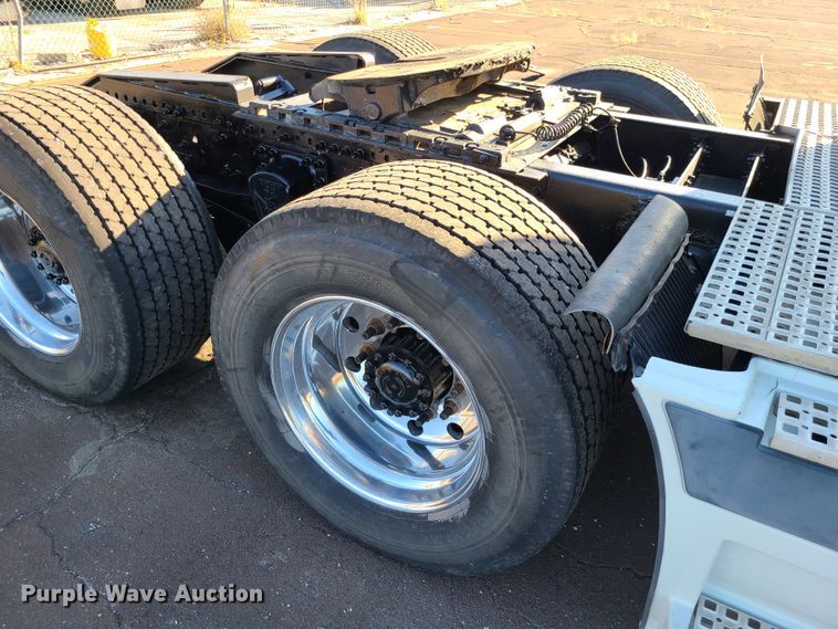 image for item L1251 2003 Volvo VNL  semi truck