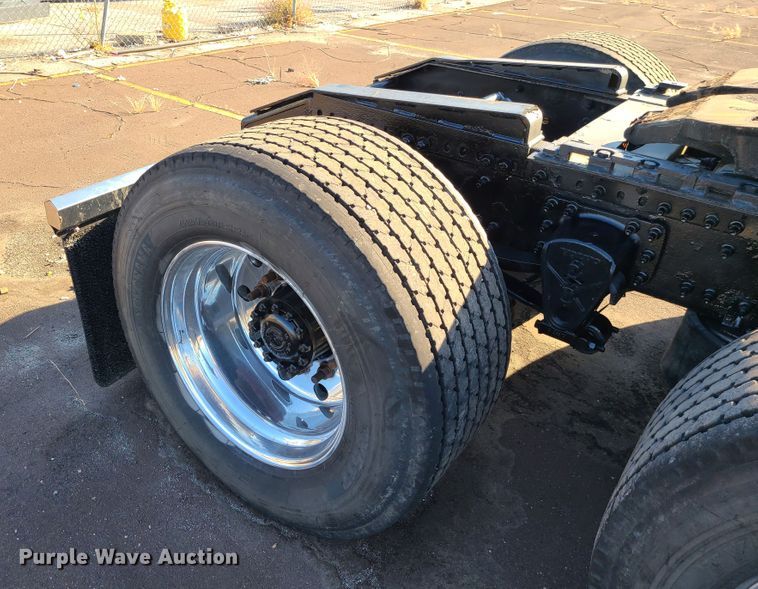 image for item L1251 2003 Volvo VNL  semi truck