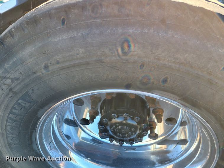 image for item L1251 2003 Volvo VNL  semi truck