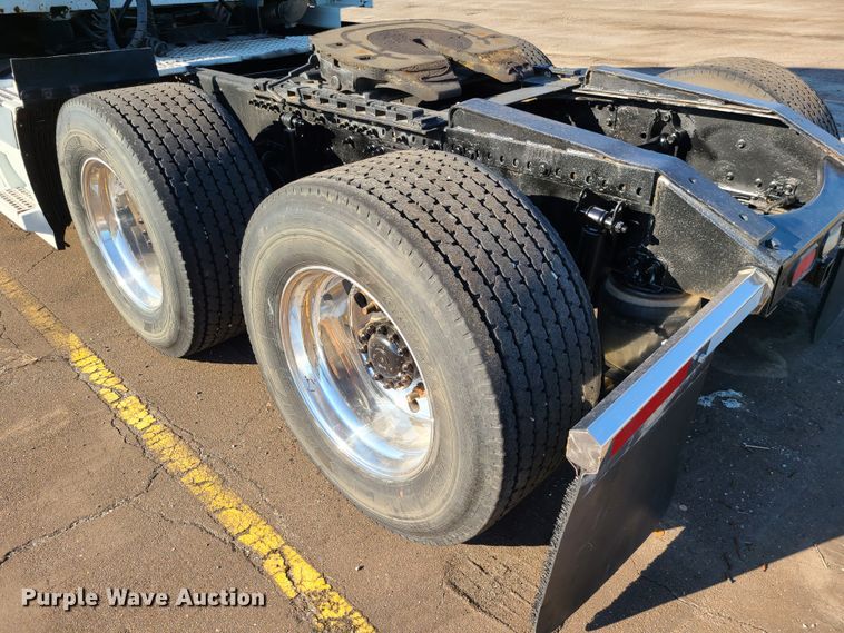 image for item L1251 2003 Volvo VNL  semi truck