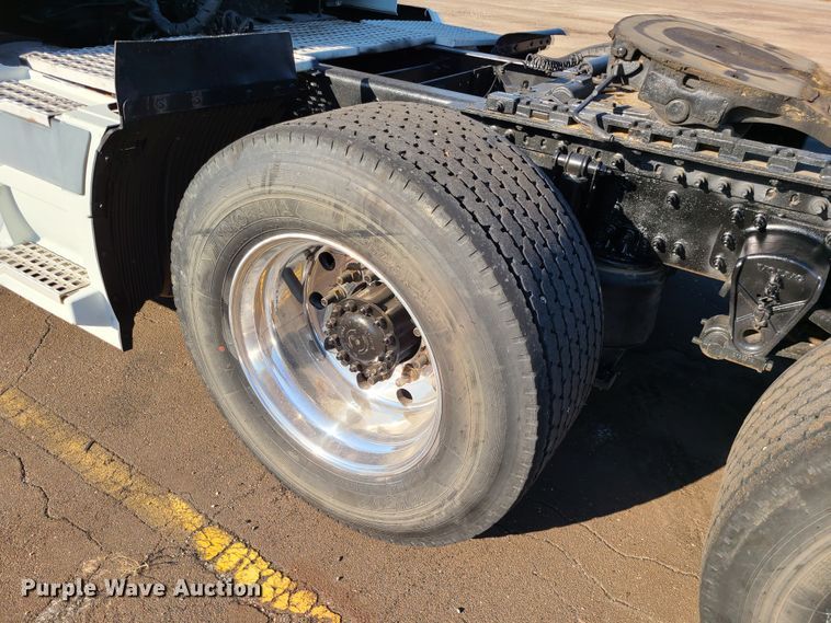 image for item L1251 2003 Volvo VNL  semi truck