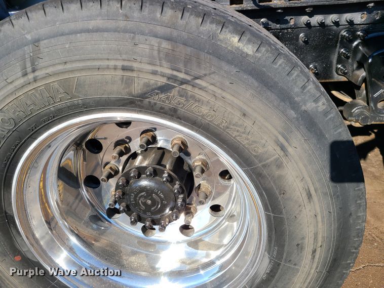 image for item L1251 2003 Volvo VNL  semi truck