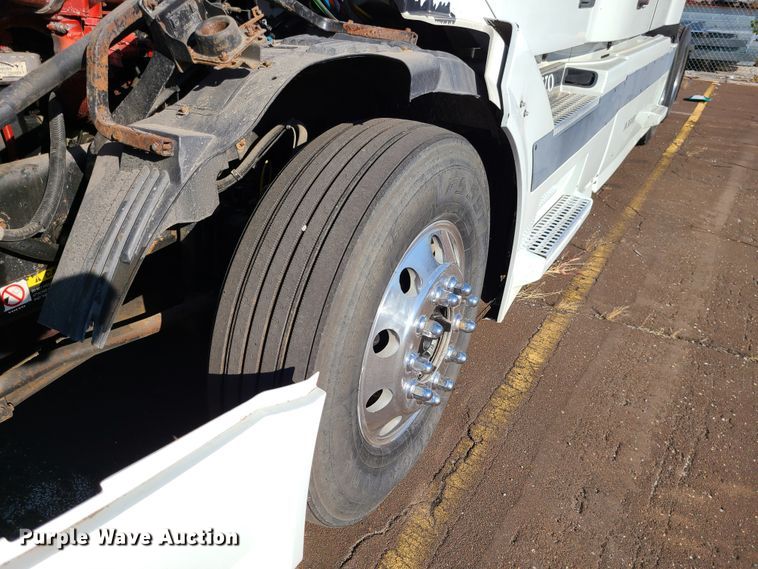 image for item L1251 2003 Volvo VNL  semi truck