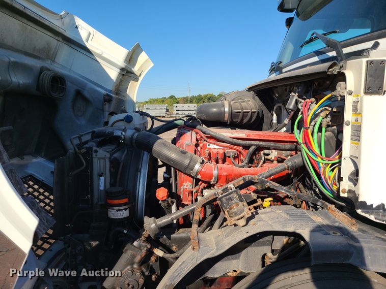 image for item L1251 2003 Volvo VNL  semi truck