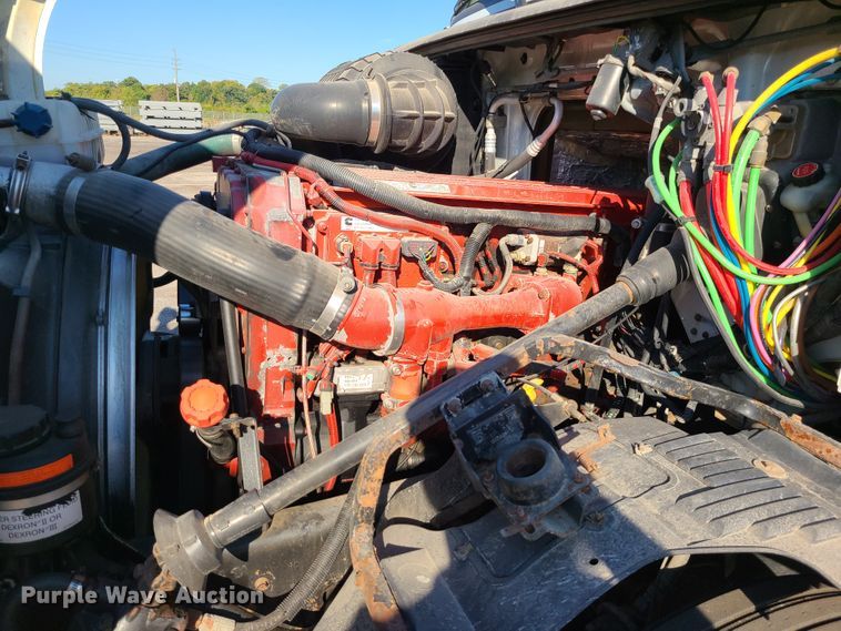 image for item L1251 2003 Volvo VNL  semi truck