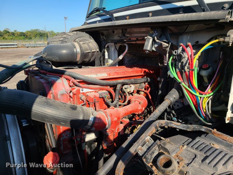 image for item L1251 2003 Volvo VNL  semi truck